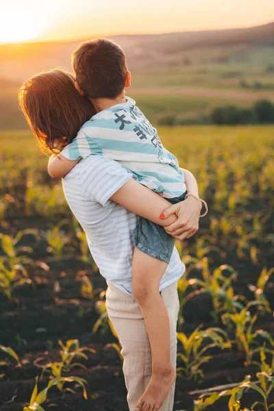 Mère Fils Embrassent Avec Affection Tandis Ils Regardent Ensemble Coucher — Photo