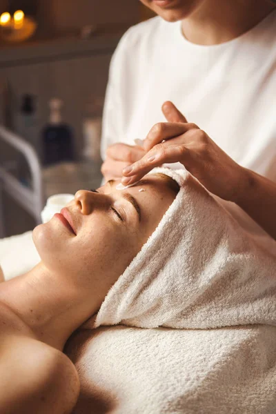 Kosmetikerin Trägt Wellness Salon Gesichtscreme Auf Die Stirn Junger Frauen — Stockfoto