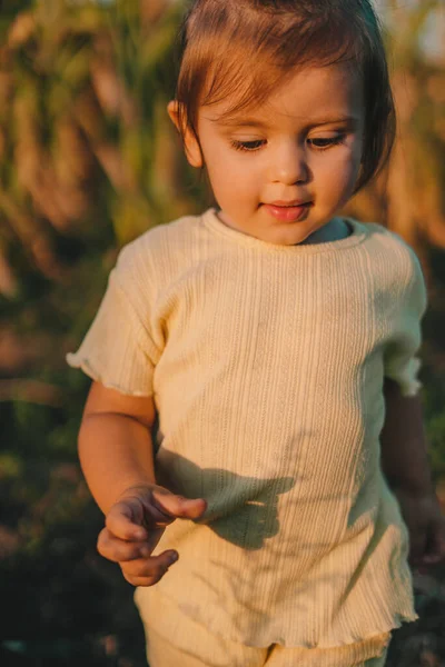 Retrato Linda Menina Branca Criança Correndo Feliz Através Das Vinhas — Fotografia de Stock