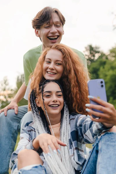 Grupa Młodych Uśmiechniętych Hipsterskich Przyjaciół Robiących Autoportret Selfie Parku Studentów — Zdjęcie stockowe