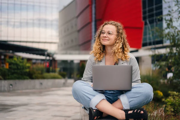 Framifrån Glad Student Flicka Bär Glasögon Leende Sitter Med Laptop — Stockfoto