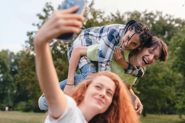 Młodzi Hipsterzy Robią Zabawne Selfie Smartfonem Parku Ławce Fotografowie Blogerzy — Zdjęcie stockowe