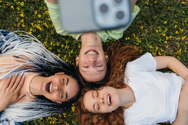 Top View Group Cheerful Bloggers Shooting Selfie Video Reading Funny — Stock Photo, Image