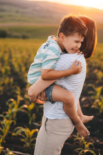 Πορτρέτο Της Ευτυχισμένης Μητέρας Και Του Μικρού Γιου Αγκαλιάζει Ένα — Φωτογραφία Αρχείου