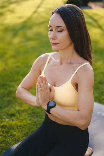 Ritratto Una Donna Seduta Tappeto Fitness Che Yoga Esercitandosi Nel — Foto Stock