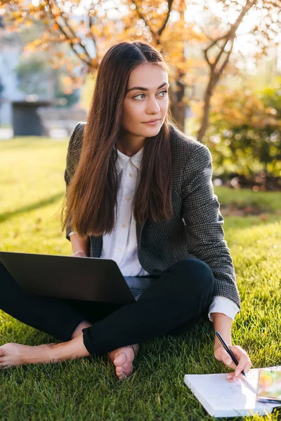 Långhåriga Vackra Affärskvinna Tittar Bort Sitter Gräsmatta Med Bärbar Dator — Stockfoto