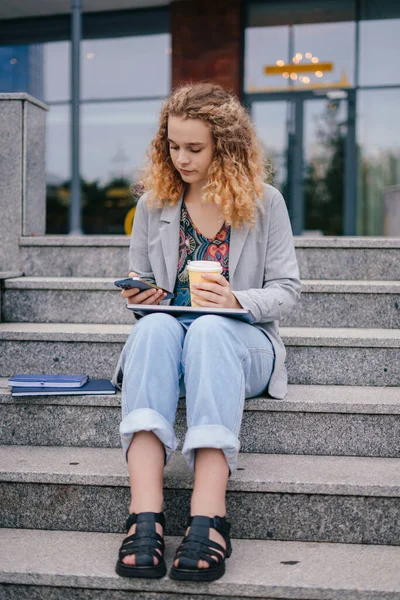 Flicka Student Sitter Trappan Med Laptop Knät Med Hjälp Sociala — Stockfoto