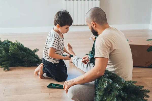 Ragazzo Che Aiuta Suo Padre Montare Albero Natale Preparare Casa — Foto Stock