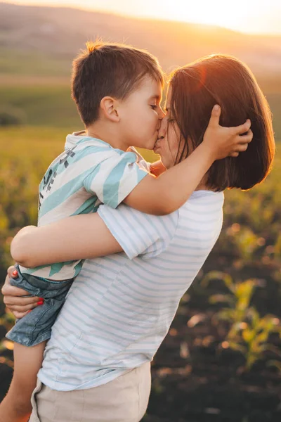 Portrait Profil Une Mère Avec Son Fils Embrassant Amusant Dans — Photo