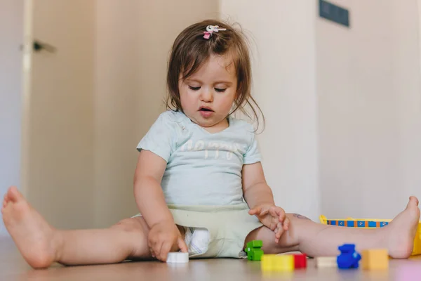 Menina Pequena Sentada Chão Brincando Com Lotes Blocos Madeira Coloridos — Fotografia de Stock