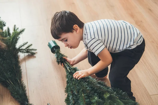 Niño Tratando Desatar Las Ramas Del Árbol Navidad Artificial Para — Foto de Stock