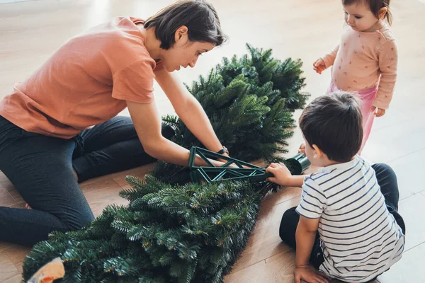 Familia Rápida Divertida Armando Árbol Navidad Interior — Foto de Stock