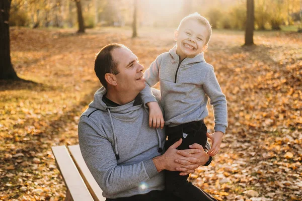 Šťastná Rodina Otec Syn Hrají Smějí Podzimním Parku Sedí Dřevěné — Stock fotografie