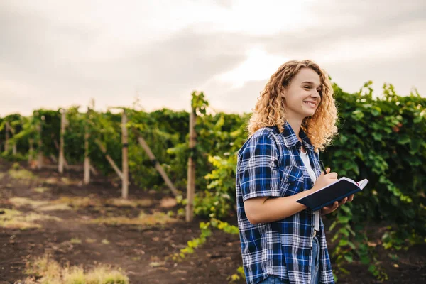 Woman Engineer Holding Note Book Examining Agricultural Plantation Smart Agriculture — Stock Photo, Image