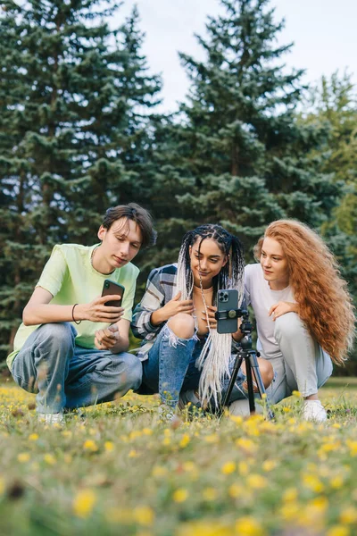 Group Friends Using Mobile Phones Outdoors City Park Watching Online — Stock Photo, Image