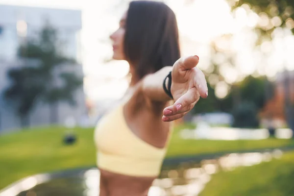 Kafkasyalı Bir Kadının Çayırdaki Spor Minderinde Meditasyon Yaparken Yoga Yaparken — Stok fotoğraf