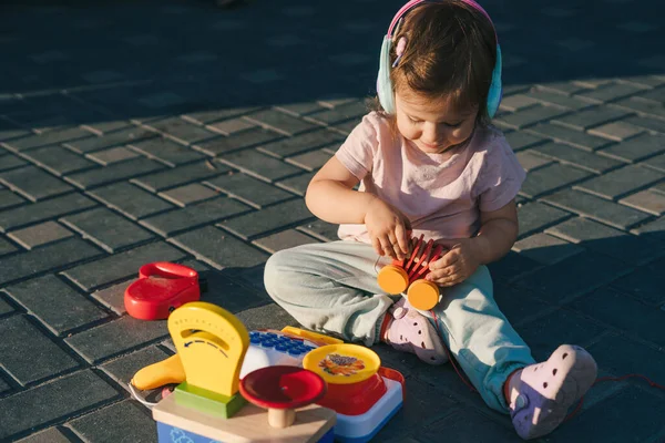 Улыбающаяся Маленькая Девочка Играет Открытом Воздухе Красочными Пластиковыми Игрушками Открытом — стоковое фото
