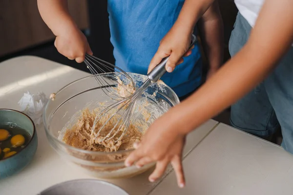 孩子们用手做面团 把自制的圣诞蛋糕配料混合在一起 在家准备食物 小孩在厨房里做饭 — 图库照片