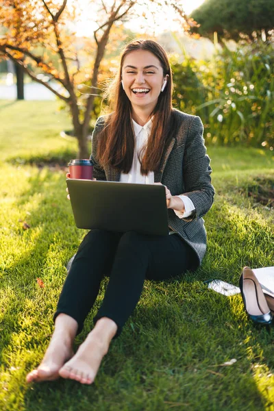 Vacker Ung Leende Affärskvinna Med Laptop Och Kaffe Avkopplande Parken — Stockfoto