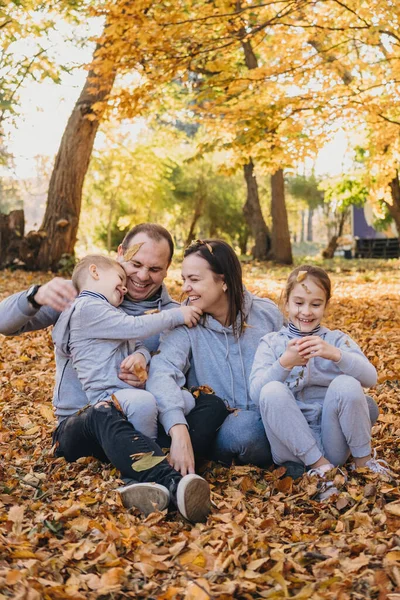 Les Parents Aimants Passent Temps Libre Parc Avec Leurs Enfants — Photo