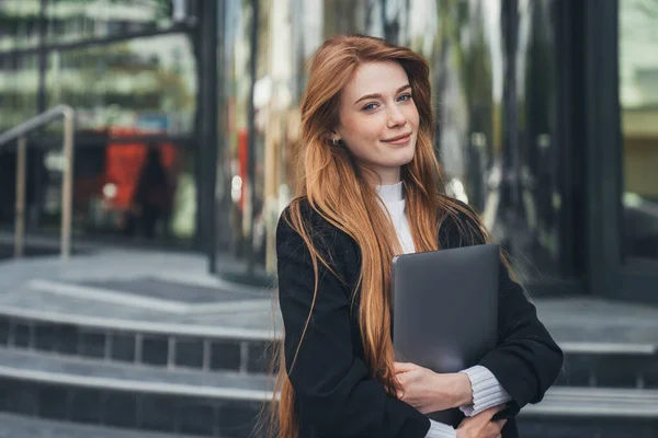 Portret Szczęśliwej Młodej Asystentki Biurowej Trzymającej Laptopa Podczas Oczekiwania Kolegów — Zdjęcie stockowe