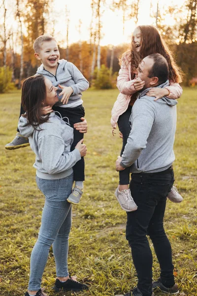 Šťastná Mladá Čtyřčlenná Rodina Tráví Čas Venku Podzimním Parku Atmosféra — Stock fotografie
