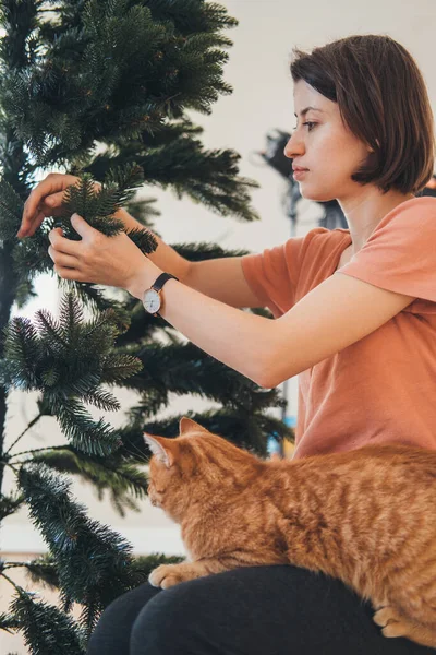 Madre Con Suo Gatto Che Installa Albero Natale Casa Insieme — Foto Stock