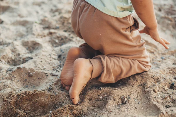 Vista Cortada Meninos Pés Descalços Ajoelhados Areia Enquanto Brincava Jardim — Fotografia de Stock