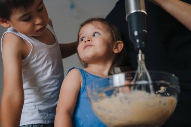 Mutlu aile evde bisküvi pişiriyor, boş zamanların tadını çıkarıyor. Kızınız yemek yapmayı öğreniyor. Evde yemek pişirmek..