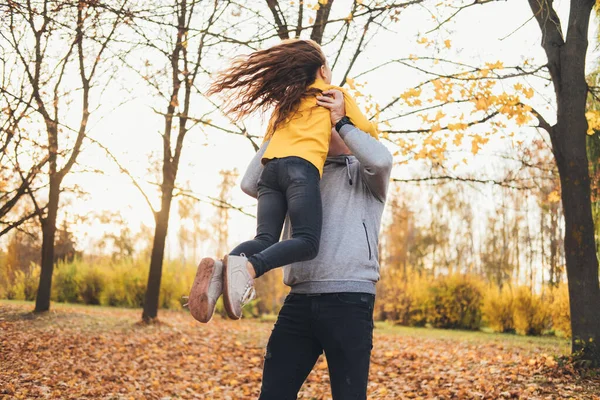 Portrait Jouir Heureux Père Tenant Fille Avoir Bon Temps Dans — Photo