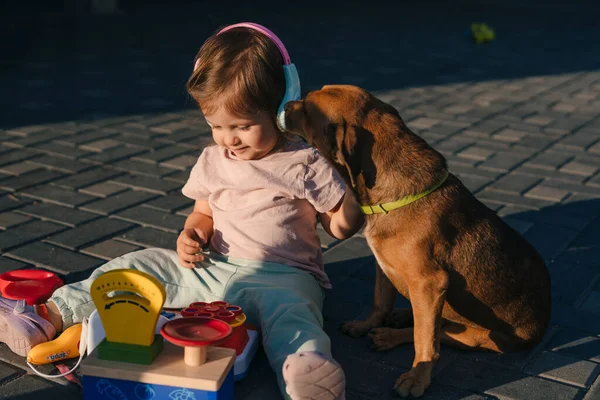 Petite Fille Caucasienne Jouant Avec Des Jouets Sur Jardin Extérieur — Photo