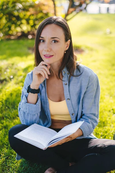 Vacker Sportig Kvinna Gör Yogaövningar Och Läser Bok Sittandes Grönt — Stockfoto