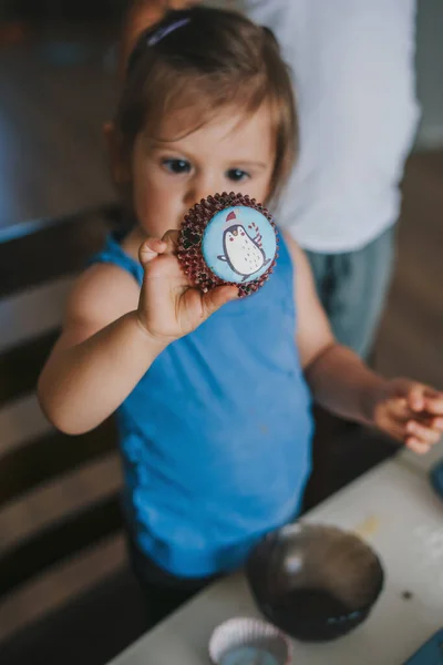 Menina Apontando Para Forma Cozimento Câmera Com Uma Imagem Adorável — Fotografia de Stock