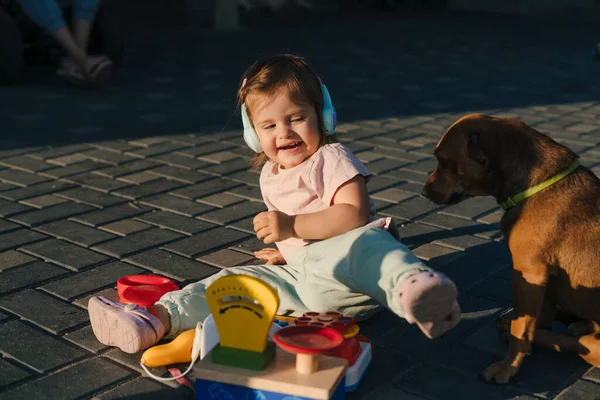 Bébé Fille Amuser Dans Jardin Tout Jouant Avec Une Cuisine — Photo