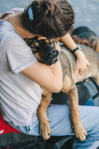 Junge Kaukasische Frau Umarmt Ihren Hund Freien Auf Der Hinterhofterrasse — Stockfoto