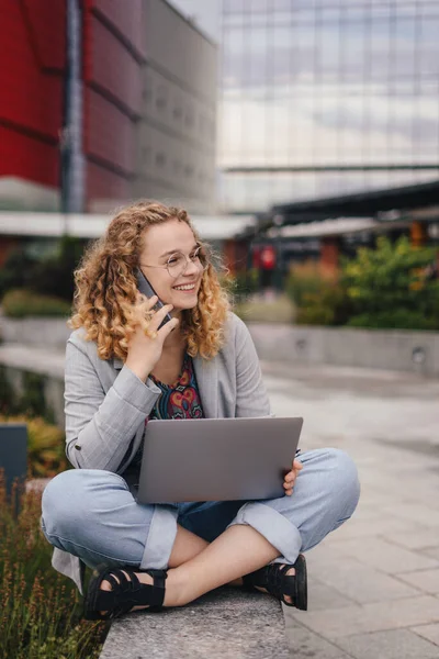 Gülümseyen Öğrenci Kız Üniversite Kampüsünün Dışında Dizüstü Bilgisayarla Otururken Cep — Stok fotoğraf
