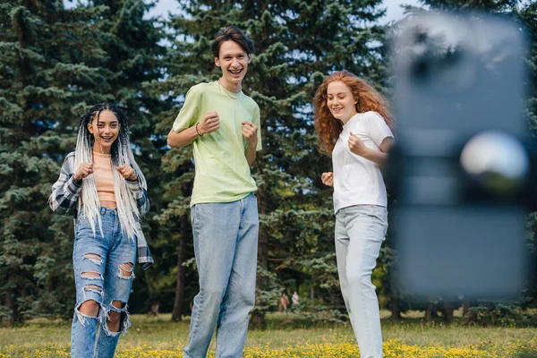 Troje Młodych Przyjaciół Nagrywających Kamerę Instruktaż Tańca Dla Mediów Społecznościowych — Zdjęcie stockowe