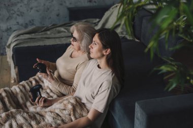 Kafkas ailesi birlikte bilgisayar konsolu oyunu oynayıp hafta sonu dinlenerek eğleniyor. Mutlu bir aile. Mutlu insanlar olumlu duygular.