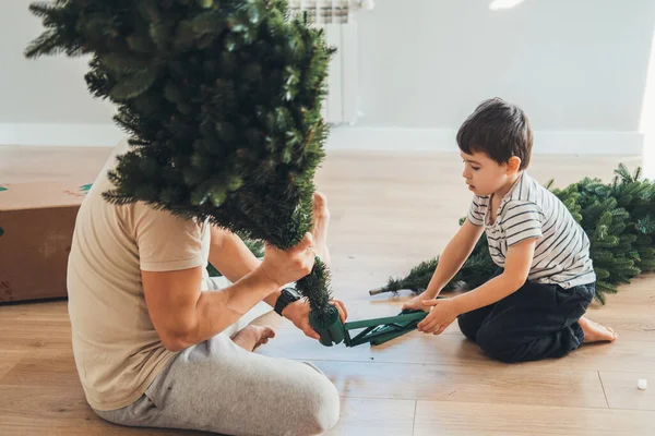 Felice Piccolo Ragazzo Adorabile Con Sua Madre Assemblaggio Albero Natale — Foto Stock
