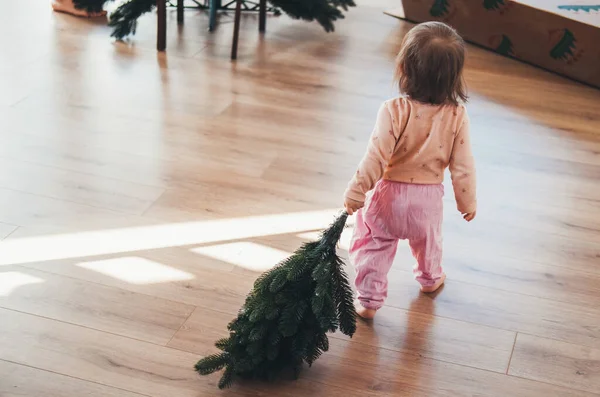 Vista Posteriore Una Bambina Che Porta Ramo Artificiale Albero Natale — Foto Stock