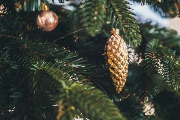 Hermoso Árbol Navidad Verde Decorado Con Bolas Oro Fotografía Cerca — Foto de Stock