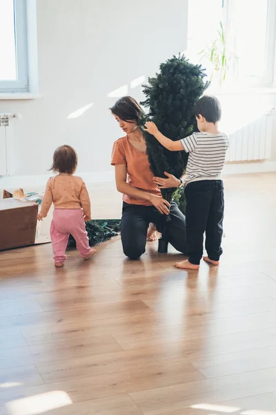 Famiglia Tre Membri Che Assembla Albero Natale Artificiale Dai Rami — Foto Stock