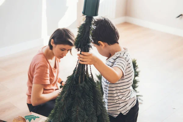 Madre Junto Con Hijo Están Proceso Preparación Navidad Sosteniendo Ramas — Foto de Stock