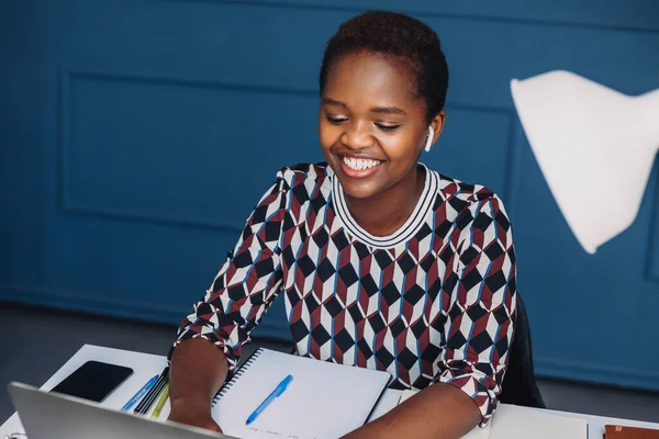 Retrato Una Joven Afroamericana Sonriente Que Trabaja Portátil Mientras Está — Foto de Stock