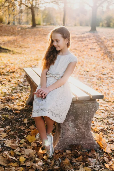 Retrato Livre Uma Linda Menina Vestido Branco Sentado Banco Belo — Fotografia de Stock