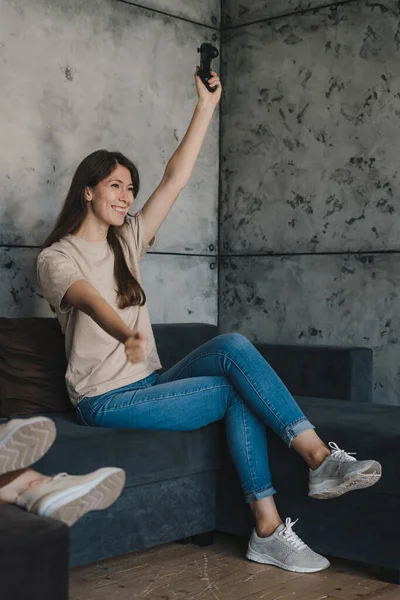 Das Mädchen Steht Mit Erhobenen Händen Und Freut Sich Dass — Stockfoto
