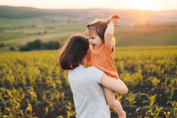 Une Jeune Belle Femme Avec Petite Fille Marchant Dans Champ — Photo