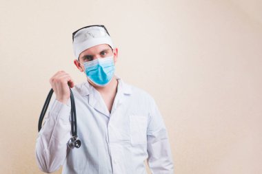 Stetoskop genç doktorlarda elle çözünmüş izole edilmiş. Seçici odak.