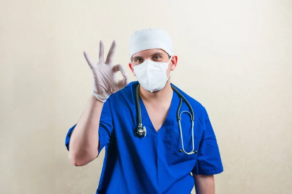 Nuvarande Läkare Blå Kostym Och Skyddande Andningsmask Glasögon Och Stetoskop — Stockfoto