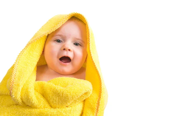 Sorrindo Bebê Menina Depois Tomar Banho Envolto Uma Toalha Amarela — Fotografia de Stock